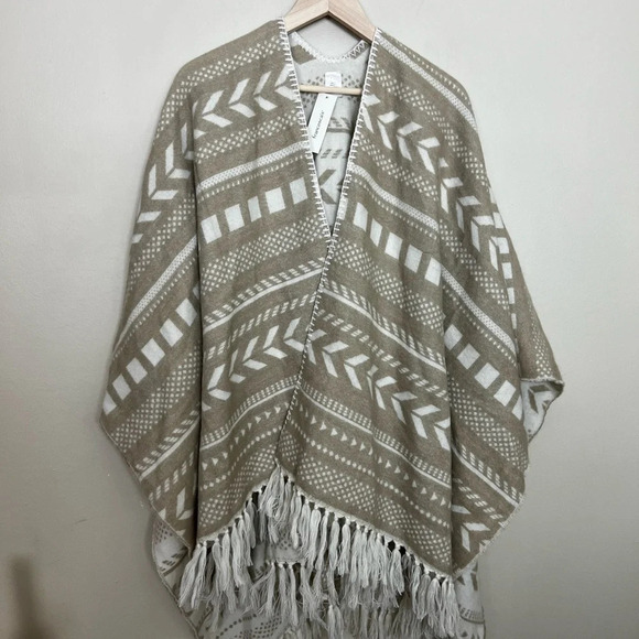 Francesca’s • Leslie Chevron Fringe Shawl - Picture 3 of 8